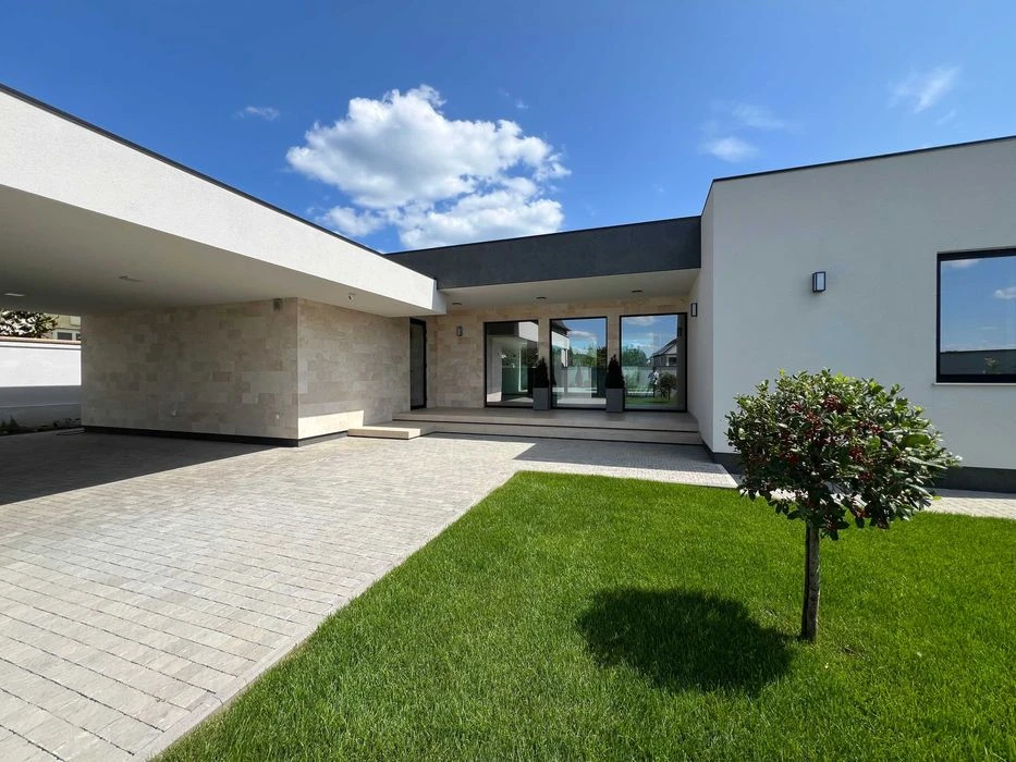 Modern, stylish, one-story house in Sauvignon.