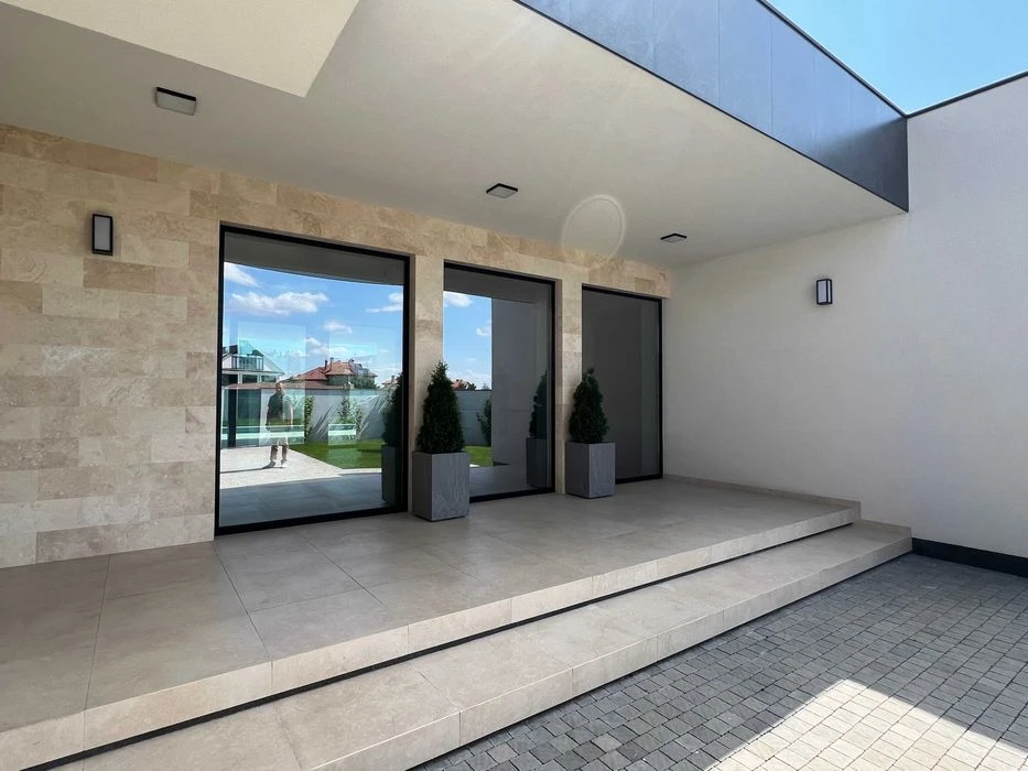 Modern, stylish, one-story house in Sauvignon.