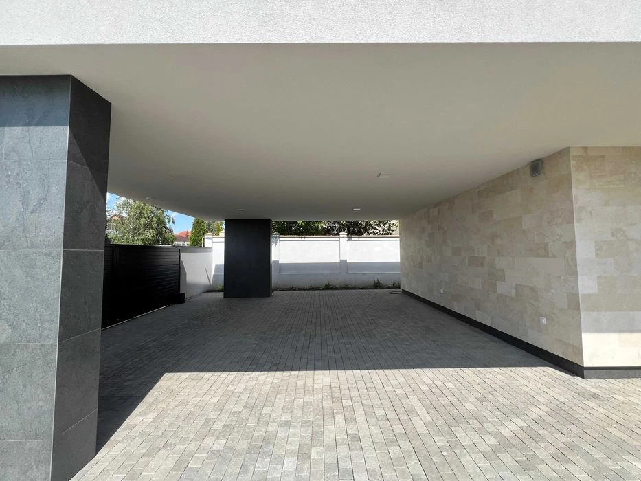 Modern, stylish, one-story house in Sauvignon.