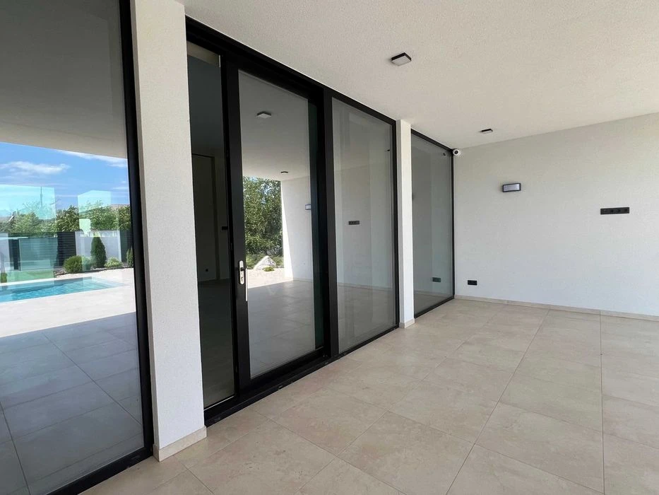 Modern, stylish, one-story house in Sauvignon.