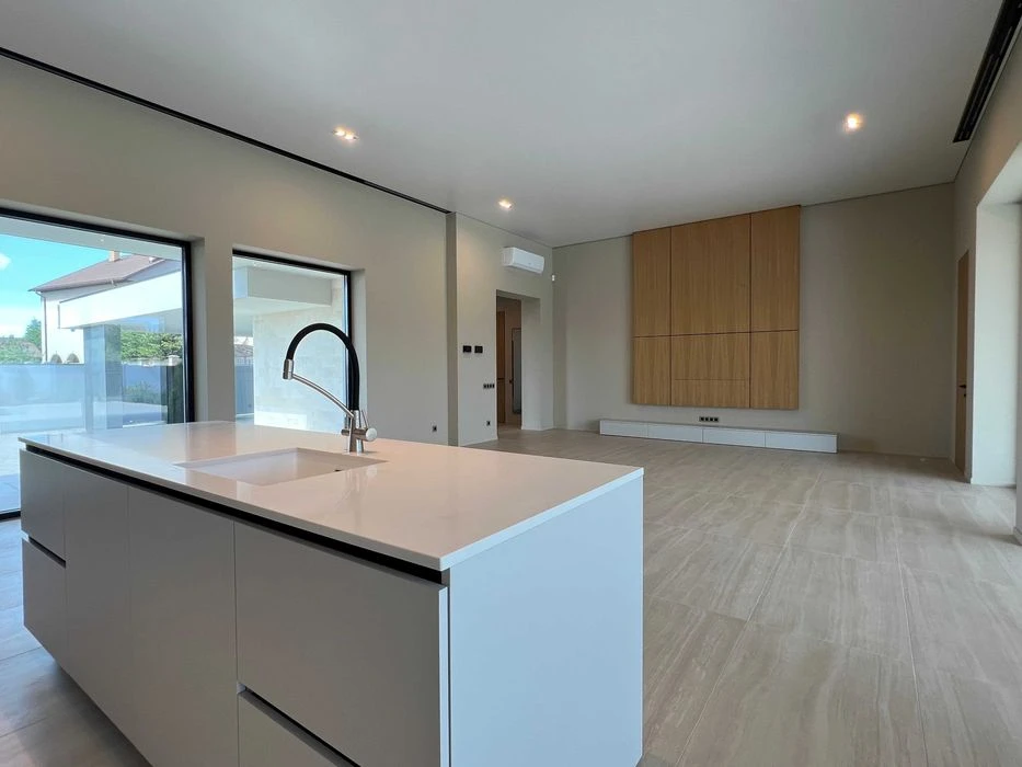 Modern, stylish, one-story house in Sauvignon.