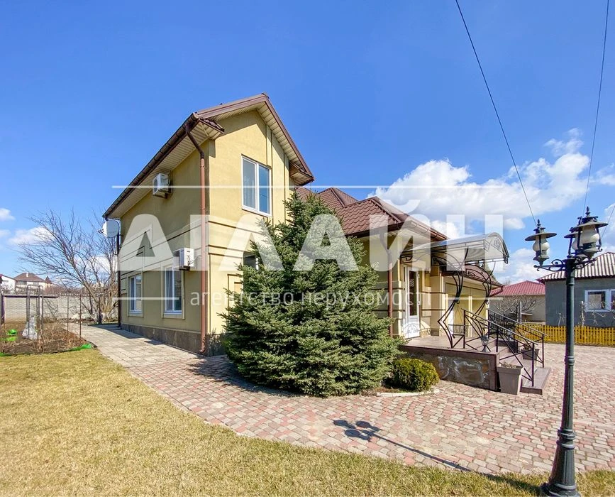 Super house! On the Right Bank, 250 m2, 8 hundred