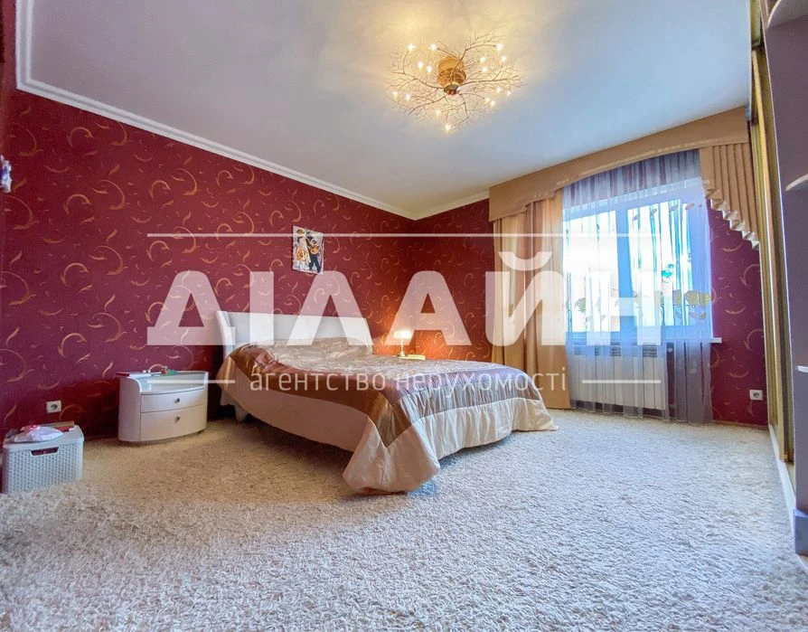 Super house! On the Right Bank, 250 m2, 8 hundred