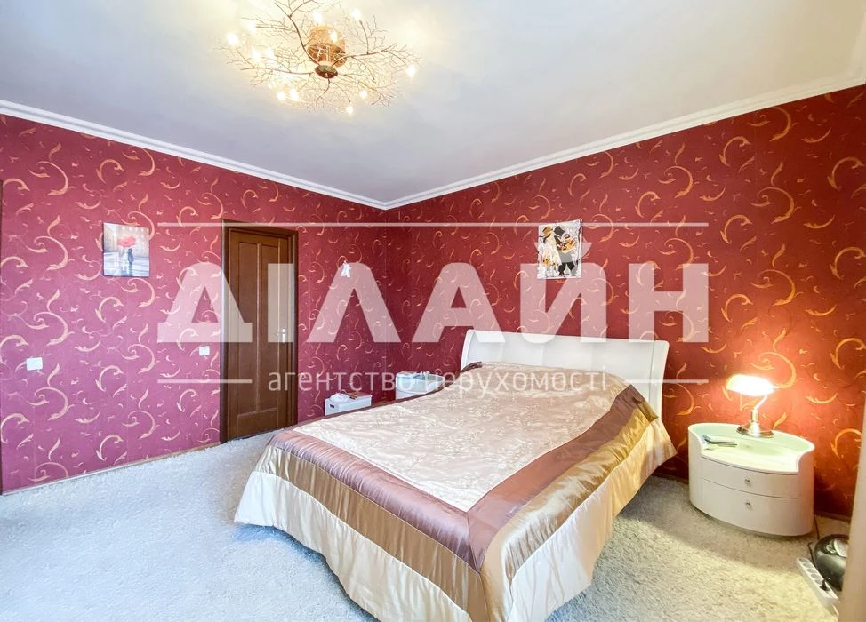 Super house! On the Right Bank, 250 m2, 8 hundred