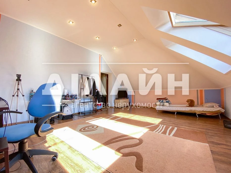 Super house! On the Right Bank, 250 m2, 8 hundred