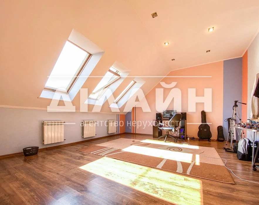 Super house! On the Right Bank, 250 m2, 8 hundred