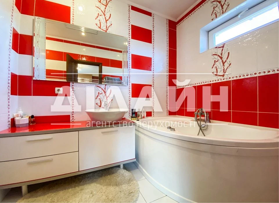 Super house! On the Right Bank, 250 m2, 8 hundred