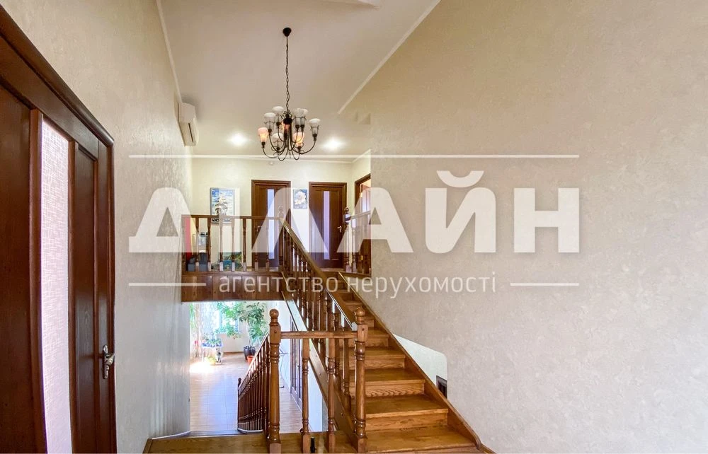 Super house! On the Right Bank, 250 m2, 8 hundred