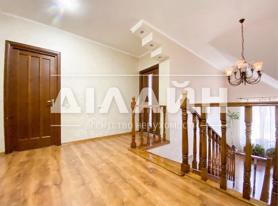 Super house! On the Right Bank, 250 m2, 8 hundred