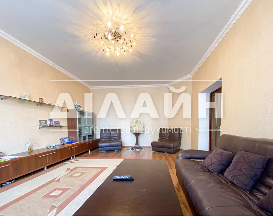 Super house! On the Right Bank, 250 m2, 8 hundred