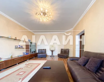 Super house! On the Right Bank, 250 m2, 8 hundred