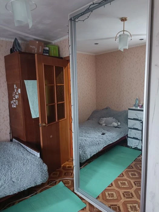 Квартира в центрі міста на середньому поверсі .