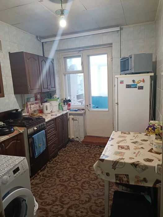 Квартира в центрі міста на середньому поверсі .