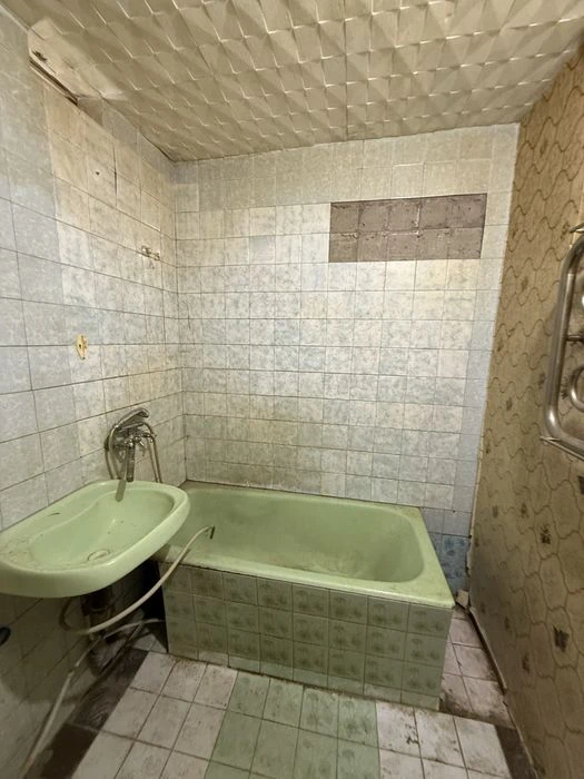 I will sell a 3-room apartment. St. Kvartalna. 12th block.