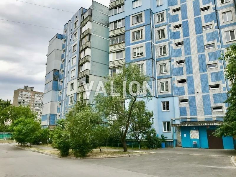 Продаж 3-к квартири вул. Каштанова 8