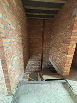 Новий таунхаус з червоної цегли.