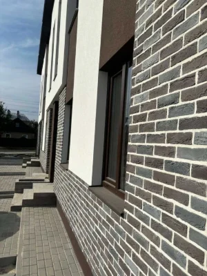Новий таунхаус з червоної цегли.