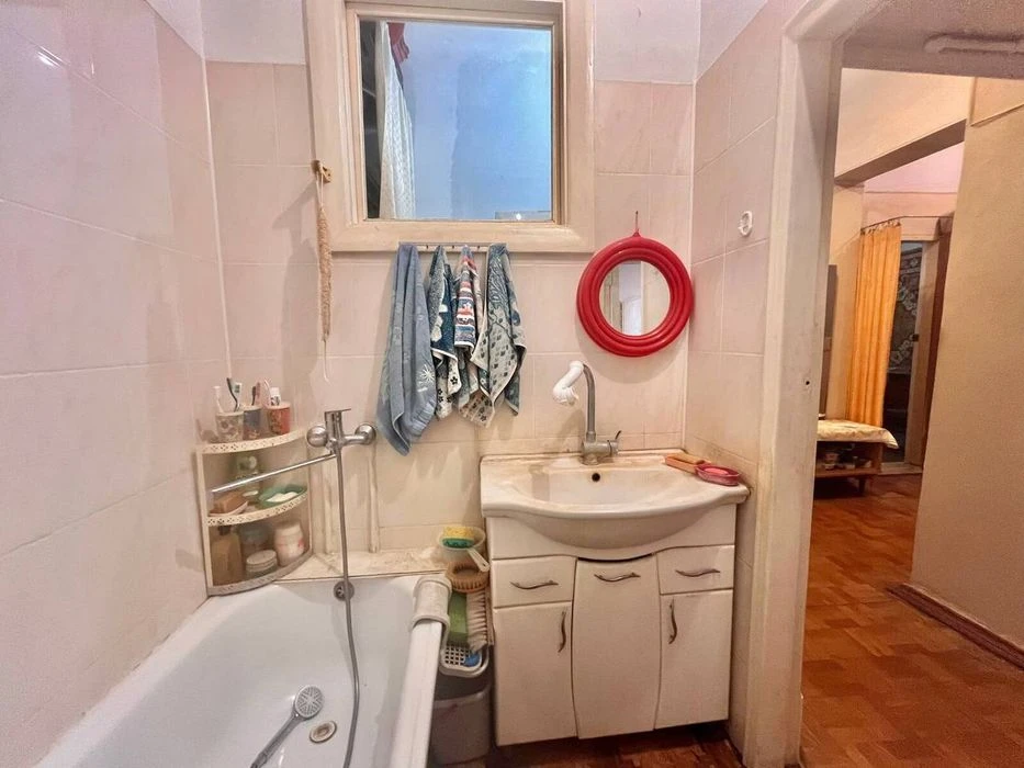 Продаж 3-кімнатної СТАЛІНКИ в цегляному будинку 66 кв.м.
