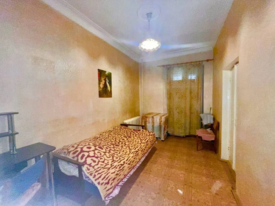 Продаж 3-кімнатної СТАЛІНКИ в цегляному будинку 66 кв.м.