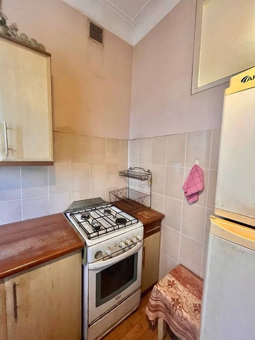 Продаж 3-кімнатної СТАЛІНКИ в цегляному будинку 66 кв.м.