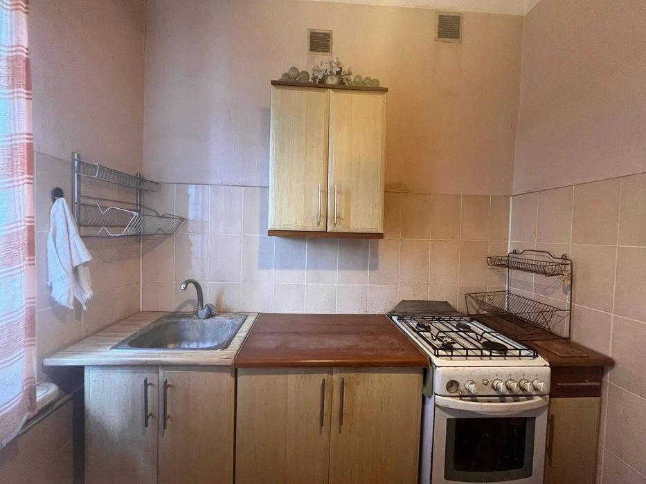 Продаж 3-кімнатної СТАЛІНКИ в цегляному будинку 66 кв.м.