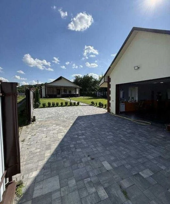 У продажу сучасний будинок