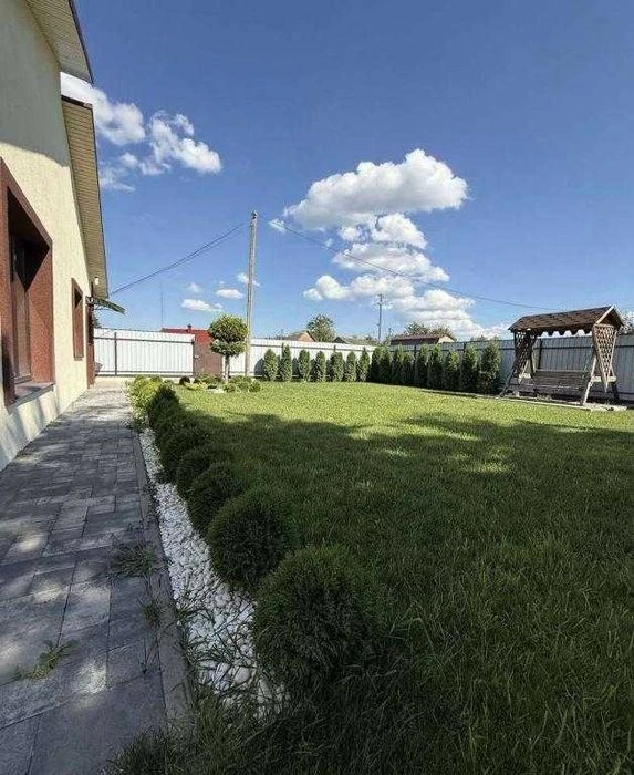 У продажу сучасний будинок