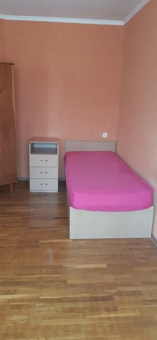 В 2-х этажном доме,комнаты, (бомбоубежище, свет всегда)