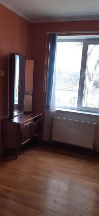 В 2-х этажном доме,комнаты, (бомбоубежище, свет всегда)