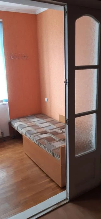 В 2-х этажном доме,комнаты, (бомбоубежище, свет всегда)