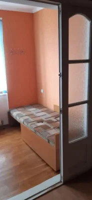 В 2-х этажном доме,комнаты, (бомбоубежище, свет всегда)