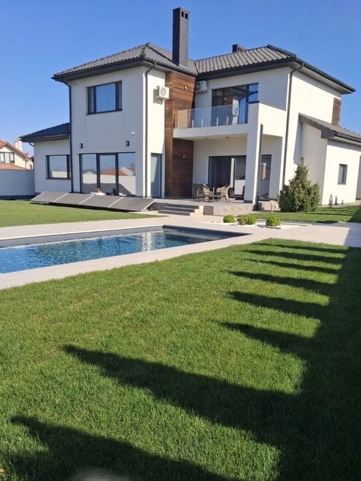 Sauvignon. House 300 sq.m. Plot 13 acres Repair. Swimming pool