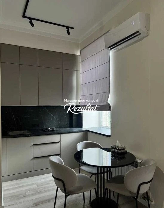 For sale Kyiv Center 1 bedroom designer renovation Zhylyanska
