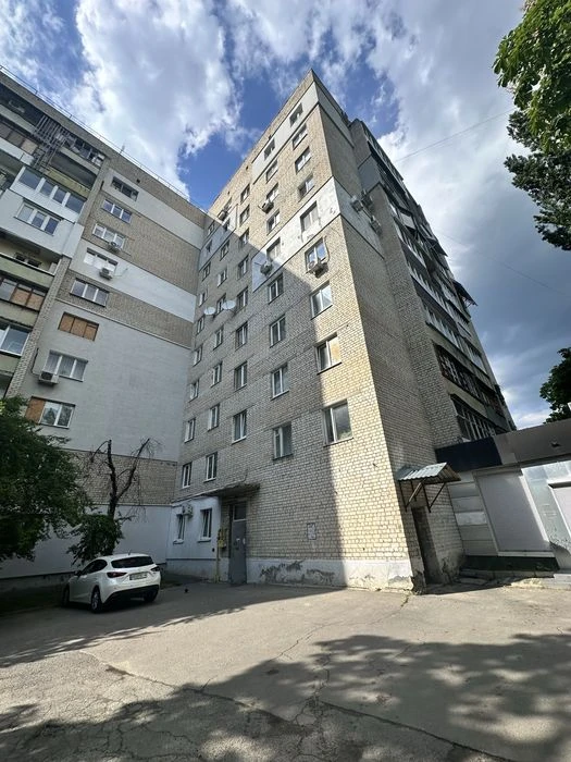 Selling a 3-bedroom apartment with finishing work, metro station, August 23