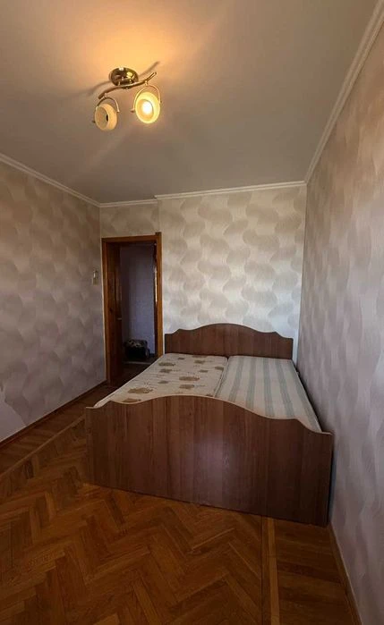 Двокімнатна з автономним опаленням в районі площі  700-річчя