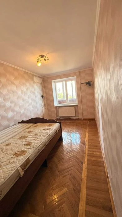 Двокімнатна з автономним опаленням в районі площі  700-річчя