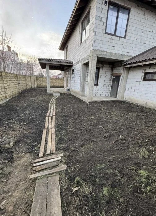 Sale of a house without repair with a total area of 240 m2. Kyiv region