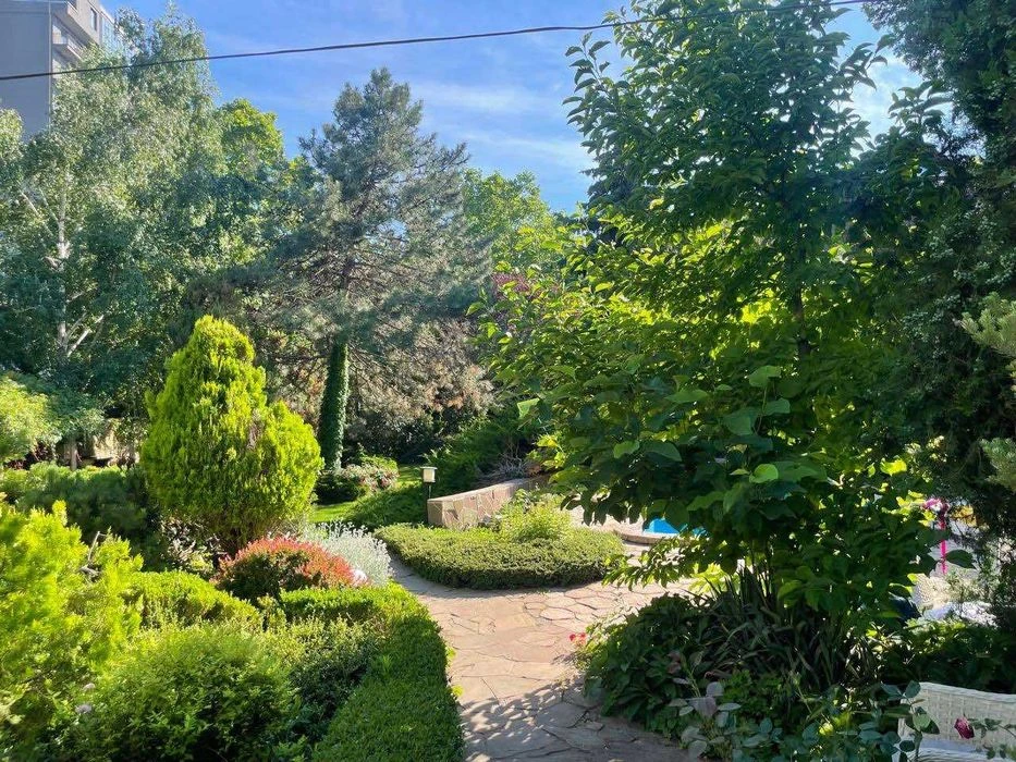 9th century B. Fontana! Homestead on 13 acres with access to the park! 1A37