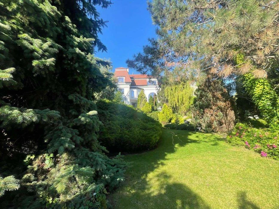 9th century B. Fontana! Homestead on 13 acres with access to the park! 1A37