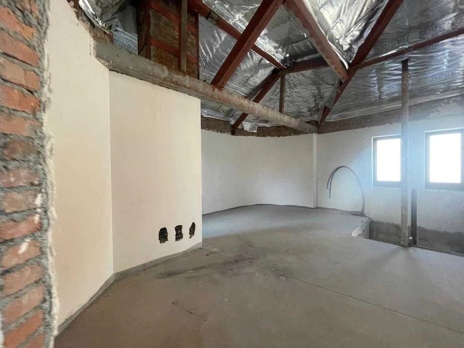 9th century B. Fontana! Homestead on 13 acres with access to the park! 1A37