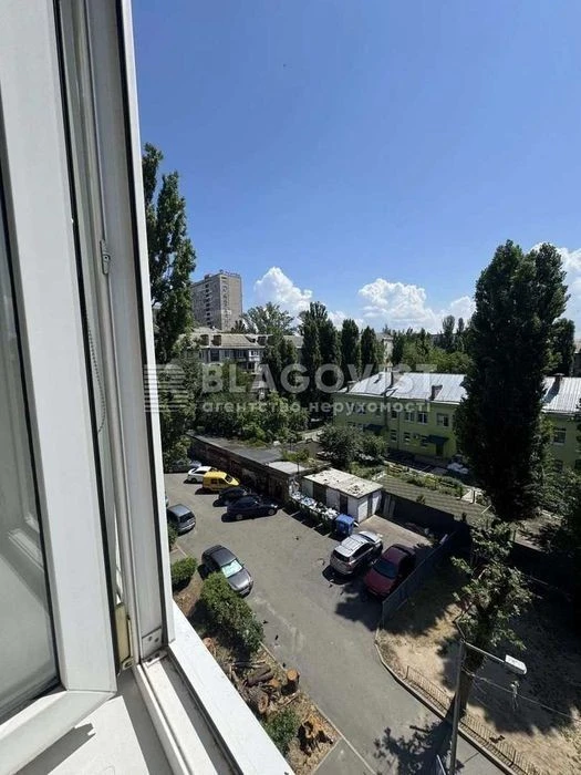 2-room apartment for sale at Pryimachenko Marii 6, Pechersk, Zvirynetsk city