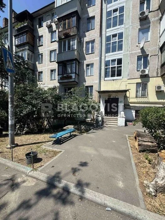 2-room apartment for sale at Pryimachenko Marii 6, Pechersk, Zvirynetsk city