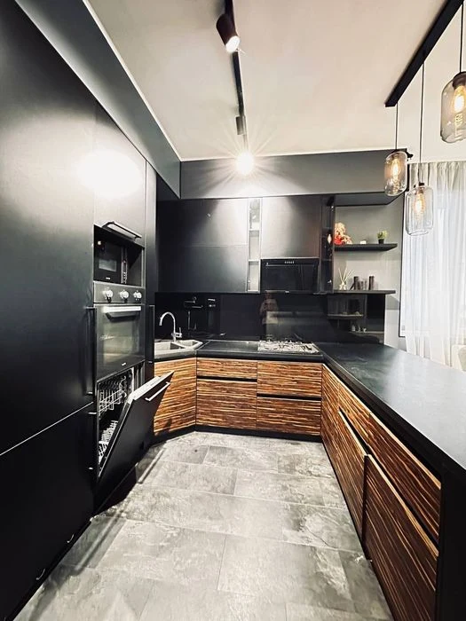 Selling a 4-room apartment in the Okolitsa residential complex, near Kholodnaya Gora metro station.