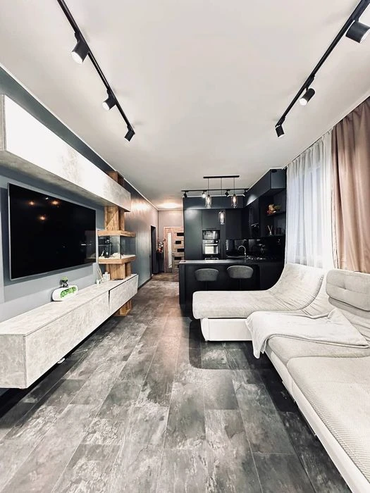 Selling a 4-room apartment in the Okolitsa residential complex, near Kholodnaya Gora metro station.