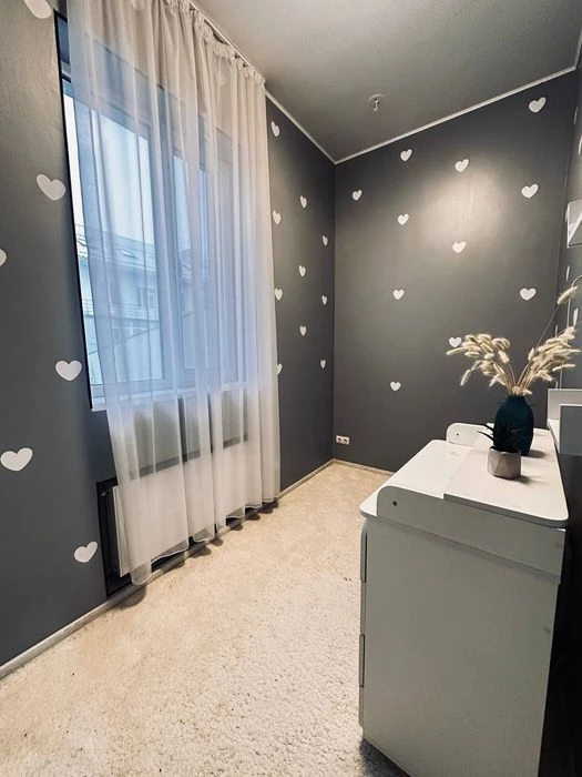 Selling a 4-room apartment in the Okolitsa residential complex, near Kholodnaya Gora metro station.
