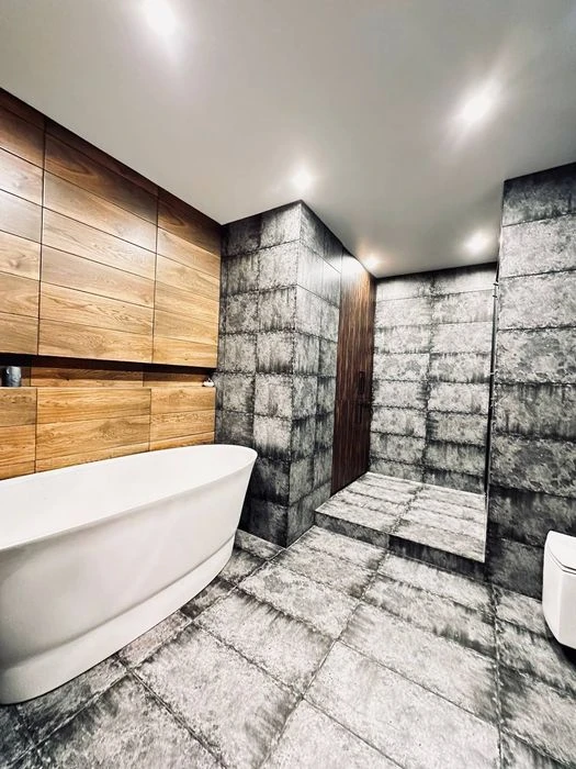 Selling a 4-room apartment in the Okolitsa residential complex, near Kholodnaya Gora metro station.