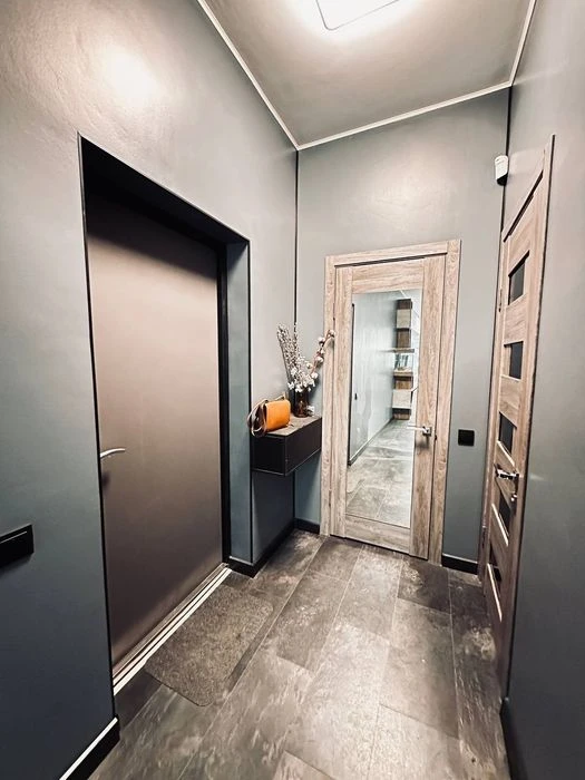 Selling a 4-room apartment in the Okolitsa residential complex, near Kholodnaya Gora metro station.
