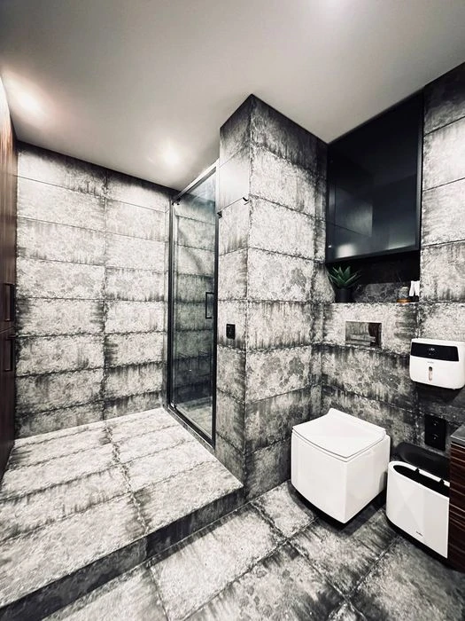 Selling a 4-room apartment in the Okolitsa residential complex, near Kholodnaya Gora metro station.