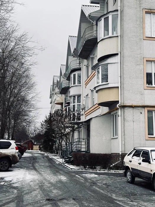 Selling a 4-room apartment in the Okolitsa residential complex, near Kholodnaya Gora metro station.