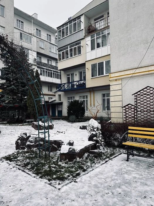 Selling a 4-room apartment in the Okolitsa residential complex, near Kholodnaya Gora metro station.